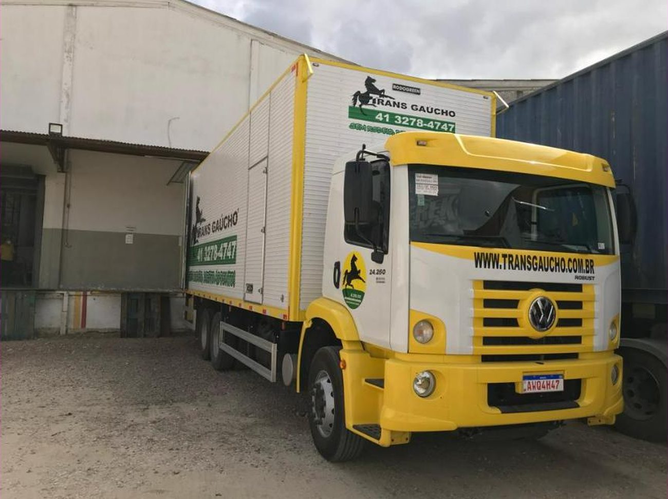 Caminhão da Trans Gaúcho carregando na doca do armazém